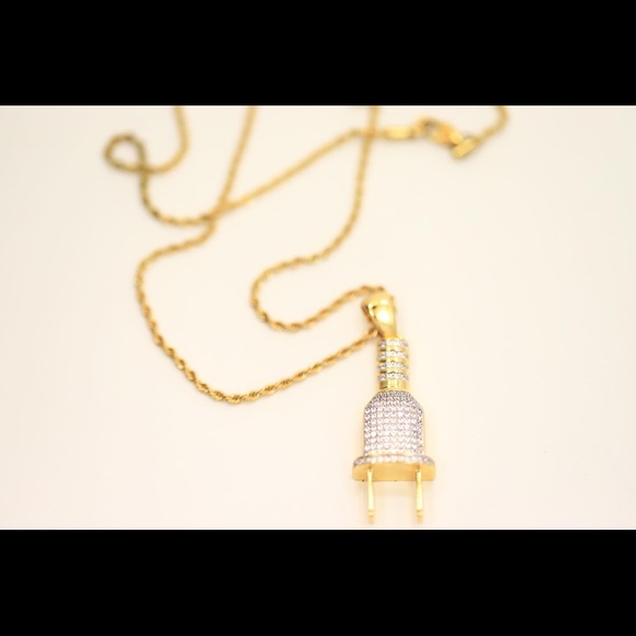 Plug pendant with rope chain